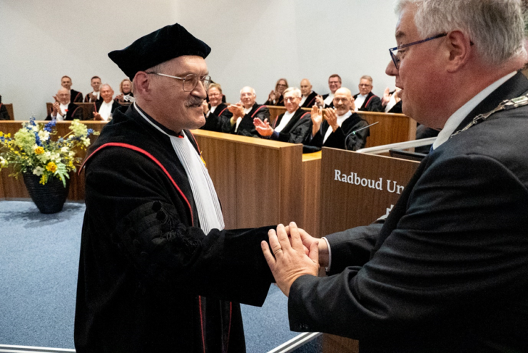 Burgemeester Hubert Bruls feliciteert Peter-Arno Coppen. (Foto: Henrike Bosch-Nijland)